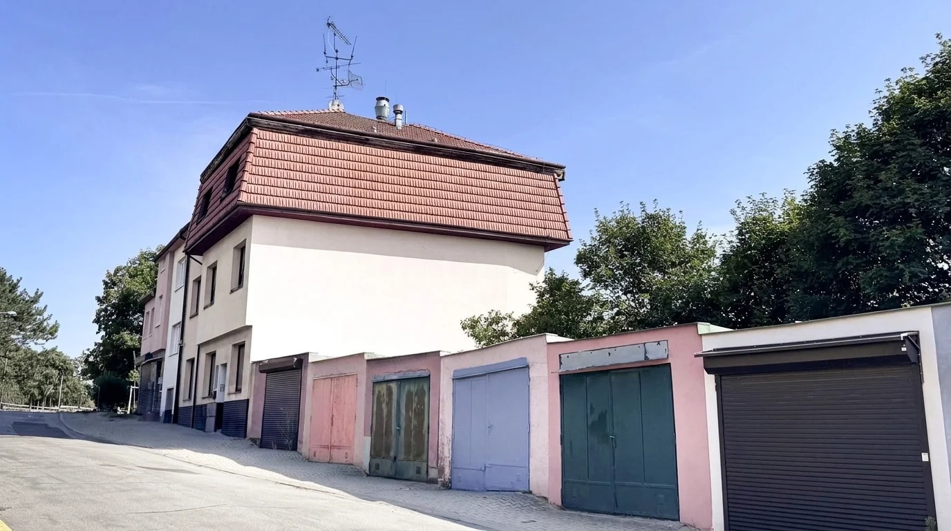 Nároží domu a řada garáží, současný stav