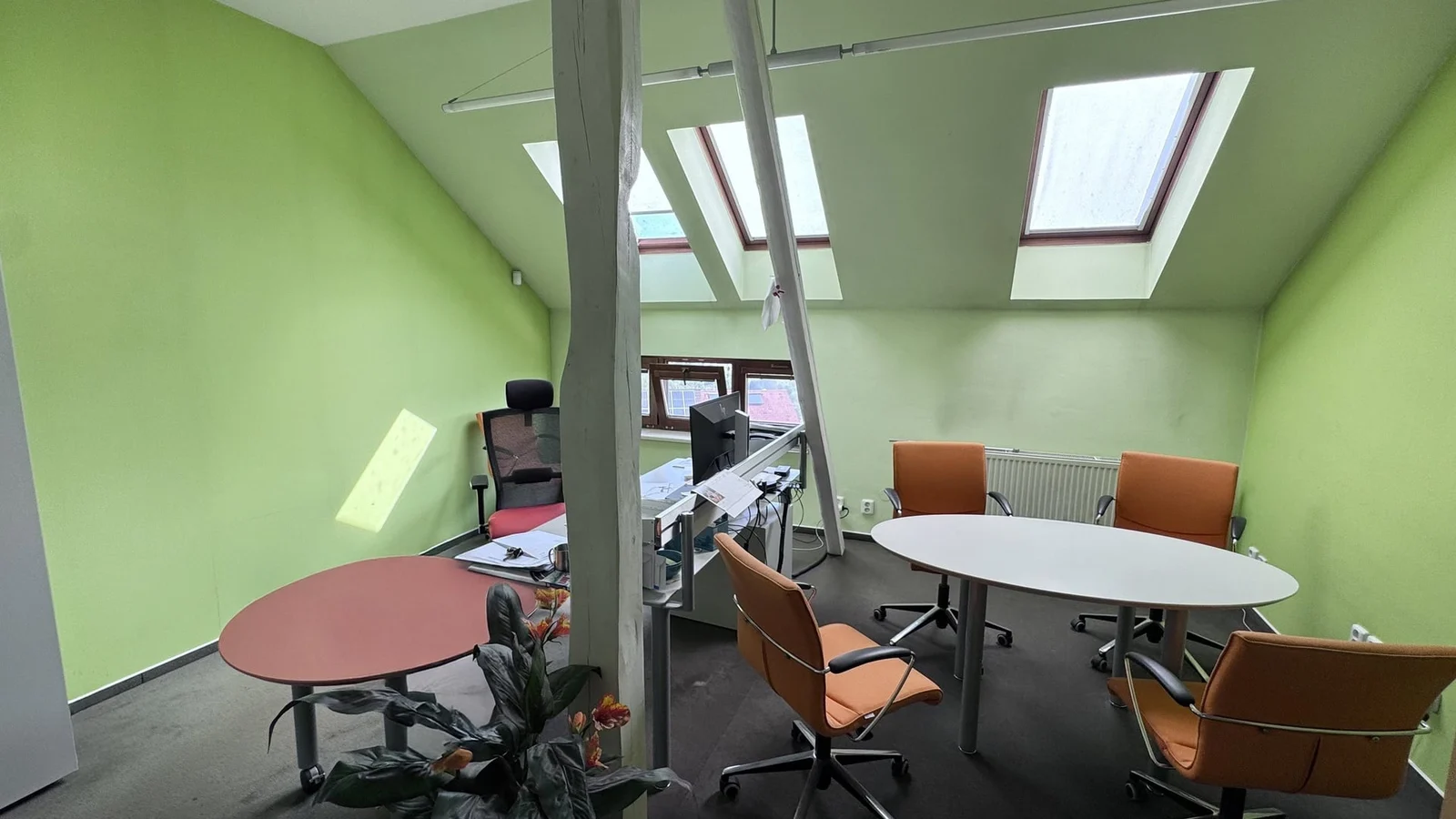 Podkrovní kancelář se střešními okny, současný stav
