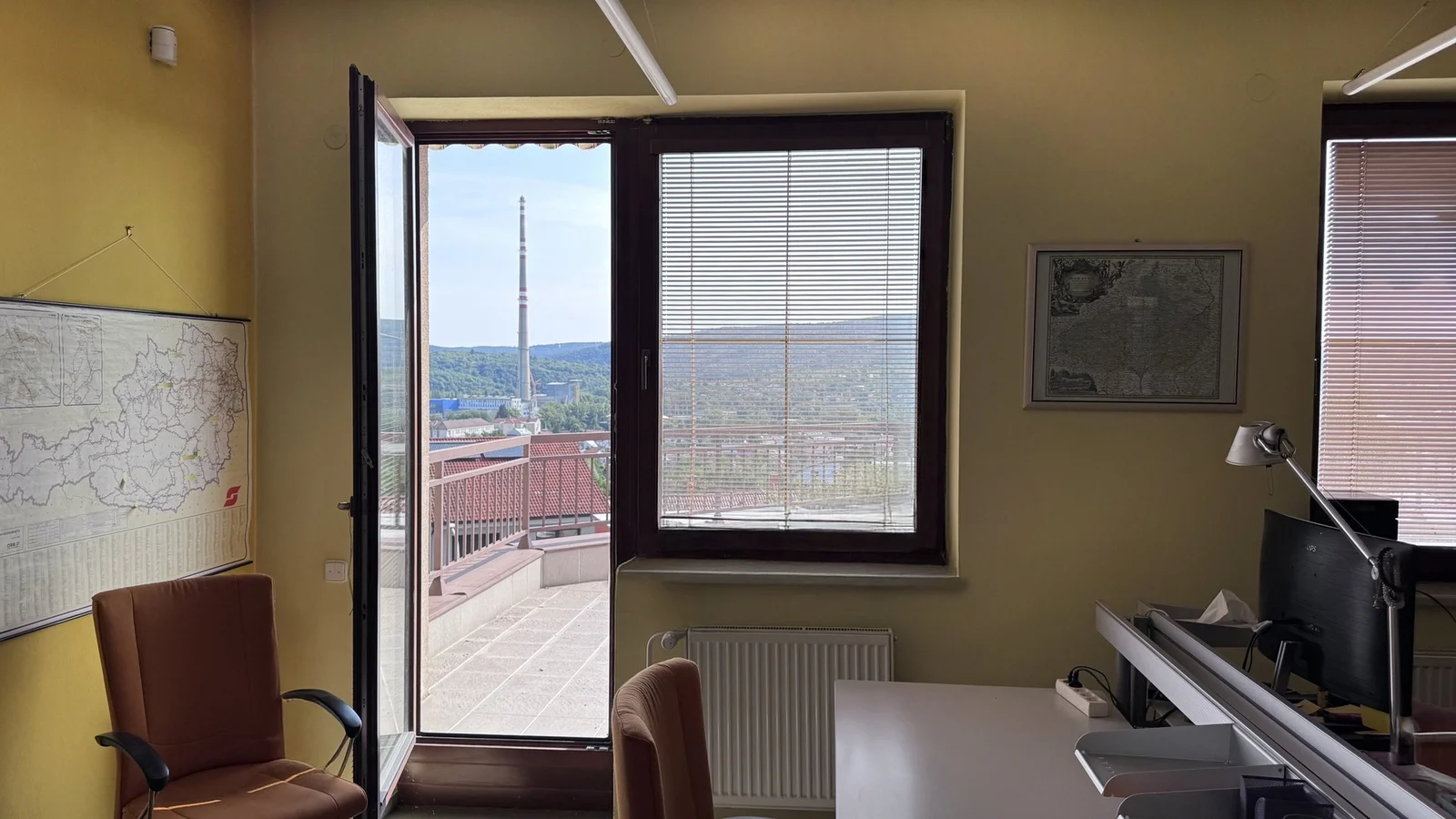 Kancelář s balkonovými dveřmi na terasu, současný stav